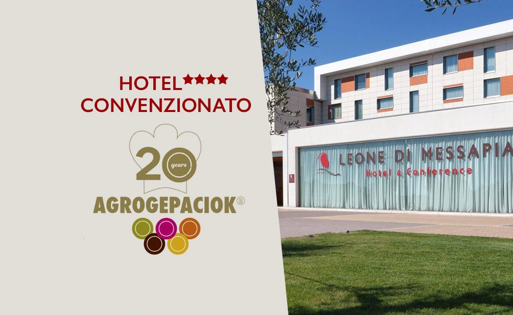 Nell'immagine la locandina hotel convenzionato Agrogepaciok Lecce. A destra c'è uno sfondo grigio sul quale c'è scritto "Hotel convenzionato" e il logo della fiera. A destra si vede l'ingresso dell'hotel dall'esterno con la grande vetrata coperta da tende sulla quale c'è la vetrofania con il logo e nome hotel