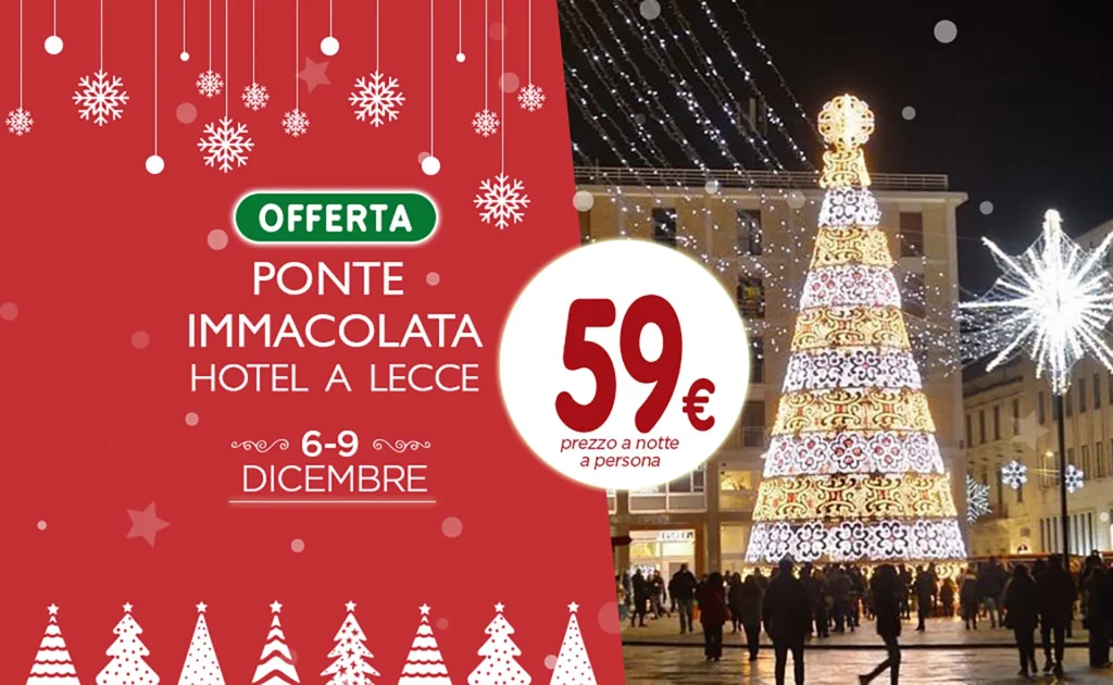 Nell'immagine la locandina dell'offerta Ponte dell'Immacolata a Lecce dell'hotel. A sinistra c'è uno sfondo grafico natalizio rosso e bianco con scritte che mostrano i dettagli della promo e al centro, all'interno di una palla dell'albero di natale bianca, il prezzo del pacchetto. A destra c'è l'immagine di una piazza con un albero di natale di luci.