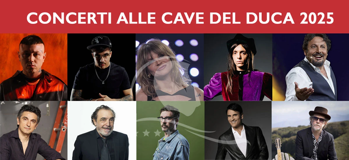 Grafica promozionale per i “Concerti alle Cave del Duca 2025”, con sfondo rosso nella parte superiore e la scritta in caratteri bianchi. Sotto, una griglia composta da dieci riquadri che mostrano artisti in abiti di scena, ciascuno con sfondo diverso: tonalità rosse, nere, verdi e paesaggi naturali. Alcuni indossano cappelli, giacche eleganti o abiti colorati. Al centro della griglia è visibile il logo dell'hotel in sovraimpressione con stelle e una sagoma di leone.